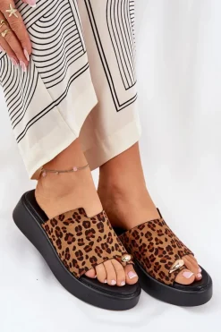 Klapki Damskie Na Platformie I Niskim Koturnie Z Ozdobnym Detalem Panterka Brązowe Saqesse