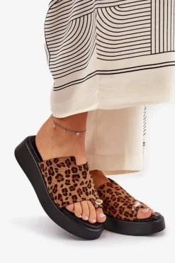 Klapki Damskie Na Platformie I Niskim Koturnie Z Ozdobnym Detalem Panterka Brązowe Saqesse