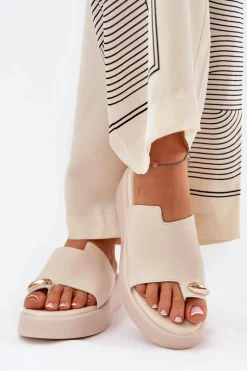 Klapki Damskie Na Platformie I Niskim Koturnie Z Ozdobnym Detalem Beżowe Saqesse