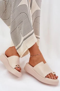 Klapki Damskie Na Platformie I Niskim Koturnie Z Ozdobnym Detalem Beżowe Saqesse