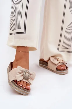 Klapki Damskie Na Platformie Z Kokardką I Ozdobną Broszką Beżowe Lenela