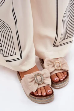 Klapki Damskie Na Platformie Z Kokardką I Ozdobną Broszką Beżowe Lenela