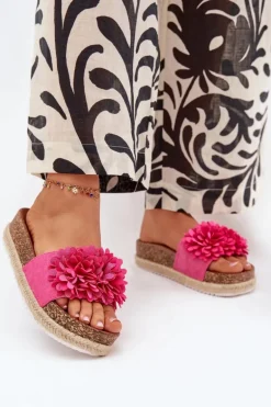 Klapki Damskie Na Platformie Z Ozdobnymi Kwiatkami Fuksja Tessara