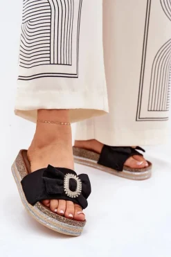 Klapki Damskie Na Platformie Z Kokardką I Ozdobną Broszką Czarne Lenela