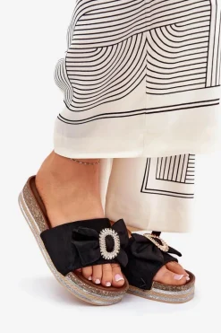 Klapki Damskie Na Platformie Z Kokardką I Ozdobną Broszką Czarne Lenela