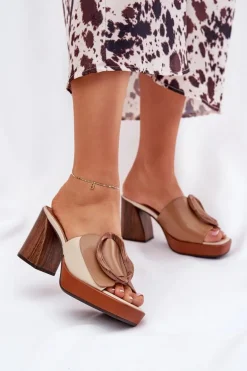Klapki Damskie Na Słupkowym Obcasie Z Klamrą Camel Amuria