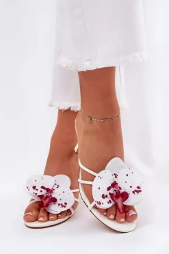 Klapki Damskie Na Szpilce Ze Sztucznym Kwiatem Białe Reyi