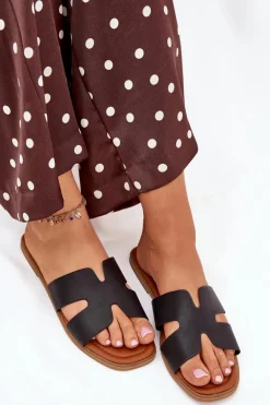 Klapki Damskie Płaskie Z Wycięciami Czarne Salyra