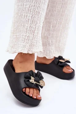 Klapki Damskie Piankowe Na Platformie Z Kokardką I Broszką Czarne Marlize