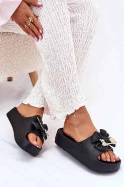 Klapki Damskie Piankowe Na Platformie Z Kokardką I Broszką Czarne Marlize