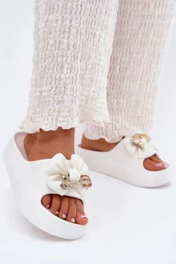 Klapki Damskie Piankowe Na Platformie Z Kokardką I Broszką Białe Marlize