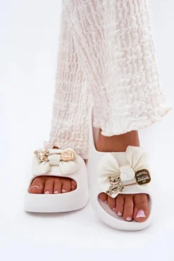 Klapki Damskie Piankowe Na Platformie Z Kokardką I Broszką Białe Marlize