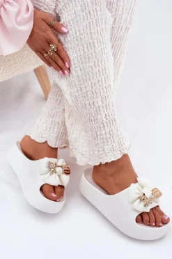 Klapki Damskie Piankowe Na Platformie Z Kokardką I Broszką Białe Marlize