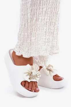 Klapki Damskie Piankowe Na Platformie Z Kokardką I Broszką Białe Marlize