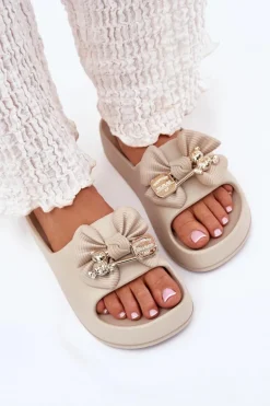 Klapki Damskie Piankowe Na Platformie Z Kokardką I Broszką Ciemnobeżowe Marlize