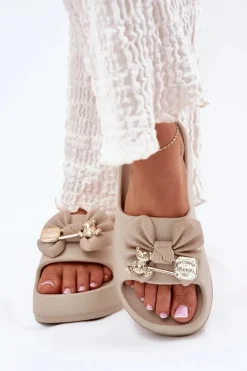 Klapki Damskie Piankowe Na Platformie Z Kokardką I Broszką Ciemnobeżowe Marlize