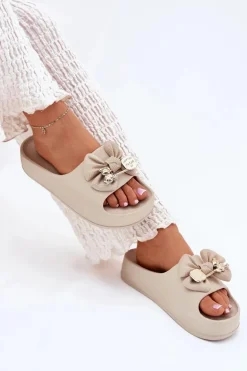 Klapki Damskie Piankowe Na Platformie Z Kokardką I Broszką Ciemnobeżowe Marlize