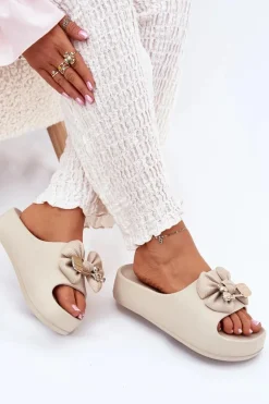 Klapki Damskie Piankowe Na Platformie Z Kokardką I Broszką Ciemnobeżowe Marlize