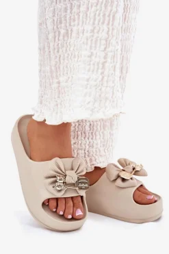 Klapki Damskie Piankowe Na Platformie Z Kokardką I Broszką Ciemnobeżowe Marlize