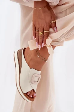 Klapki Damskie Skórzane Na Koturnie Artiker 56C2145 Jasnobeżowe