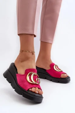 Klapki Damskie Z Eko Zamszu Na Koturnie I Platformie Ze Złotą Ozdobą Vinceza 58295 Fuksja