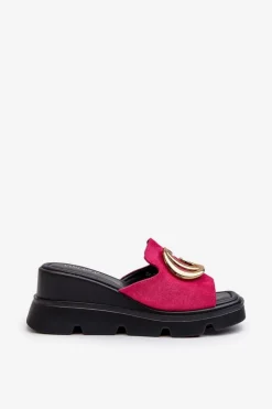 Klapki Damskie Z Eko Zamszu Na Koturnie I Platformie Ze Złotą Ozdobą Vinceza 58295 Fuksja