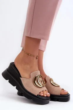 Klapki Damskie Z Eko Zamszu Na Koturnie I Platformie Ze Złotą Ozdobą Vinceza 58295 Beżowe