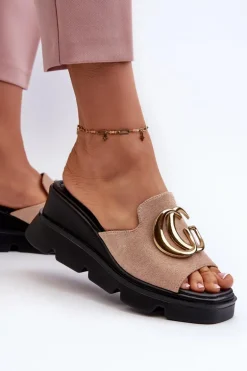 Klapki Damskie Z Eko Zamszu Na Koturnie I Platformie Ze Złotą Ozdobą Vinceza 58295 Beżowe