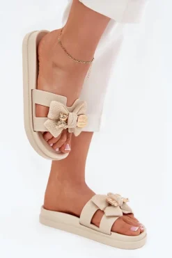 Klapki Damskie Z Kokardą I Złotą Broszką Jasnobeżowe Lynara