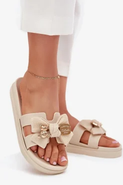 Klapki Damskie Z Kokardą I Złotą Broszką Jasnobeżowe Lynara