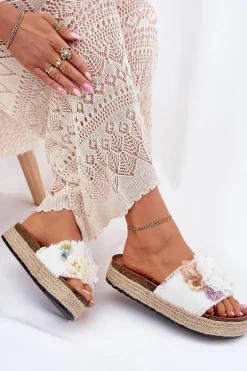 Klapki Damskie Z Kwiatami Platforma Z Plecionką Białe Zenvanis
