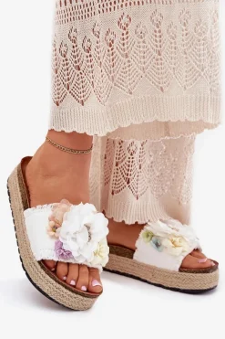 Klapki Damskie Z Kwiatami Platforma Z Plecionką Białe Zenvanis