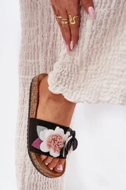 Klapki Damskie Z Kwiatkami Na Korkowej Platformie Czarne Zinrosa