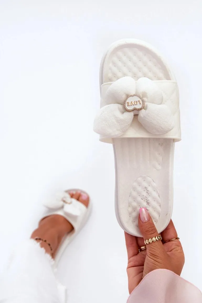 Klapki Damskie Z Ozdobą Na Niskiej Platformie Białe Cedrella