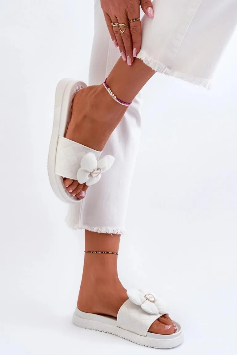Klapki Damskie Z Ozdobą Na Niskiej Platformie Białe Cedrella
