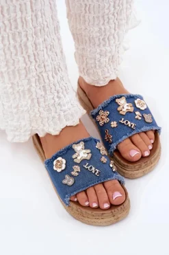 Klapki Damskie Ze Złotymi Przypinkami Na Platformie Granatowe Rigasta