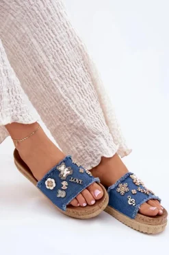 Klapki Damskie Ze Złotymi Przypinkami Na Platformie Granatowe Rigasta