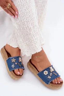 Klapki Damskie Ze Złotymi Przypinkami Na Platformie Granatowe Rigasta