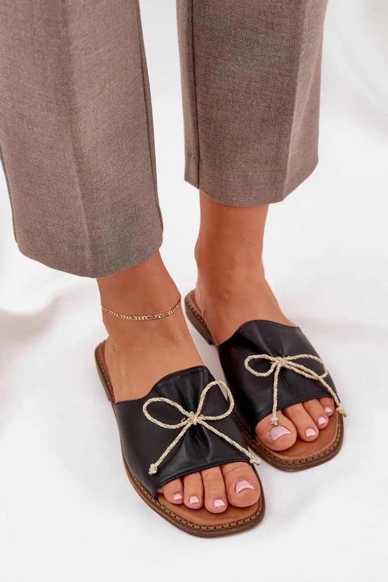 Klapki Na Płaskiej Podeszwie Z Ozdobną Kokardką Czarne Deonelis