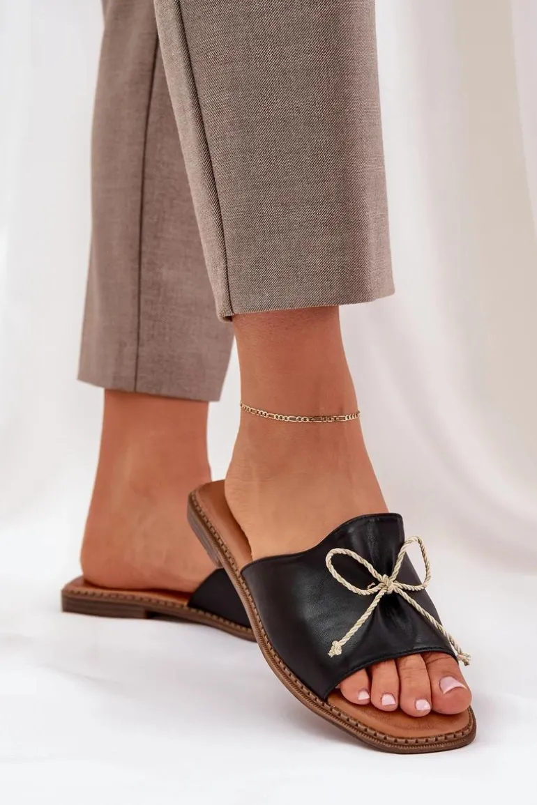 Klapki Na Płaskiej Podeszwie Z Ozdobną Kokardką Czarne Deonelis