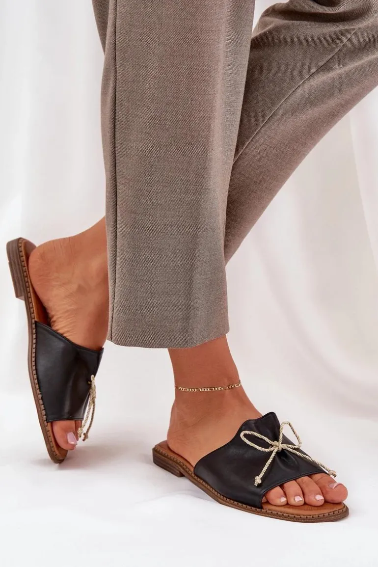 Klapki Na Płaskiej Podeszwie Z Ozdobną Kokardką Czarne Deonelis