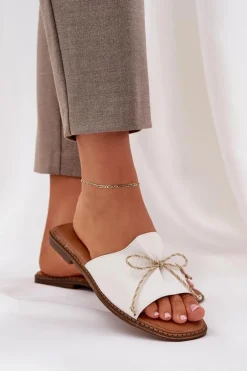 Klapki Na Płaskiej Podeszwie Z Ozdobną Kokardką Białe Deonelis