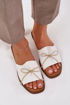 Klapki Na Płaskiej Podeszwie Z Ozdobną Kokardką Białe Deonelis