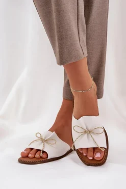 Klapki Na Płaskiej Podeszwie Z Ozdobną Kokardką Białe Deonelis