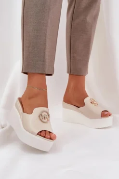 Klapki Na Platformie I Koturnie Z Ozdobą Jasnobeżowe Nanessia