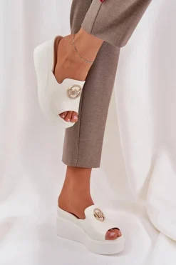 Klapki Na Platformie I Koturnie Z Ozdobą Białe Nanessia