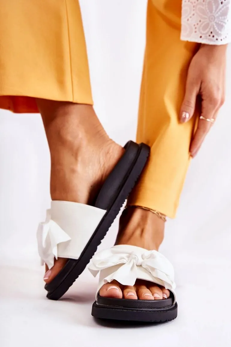 Klasyczne Damskie Klapki Skórzane Z Kokardą Białe Dessy