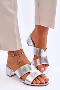 Klasyczne Skórzane Klapki Na Niskim Obcasie Srebrne Miley