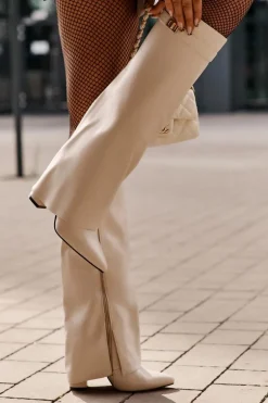 Kozaki Damskie Eko Skórzane Z Wywiniętą Cholewką Na Słupku Jasnobeżowe Avamora