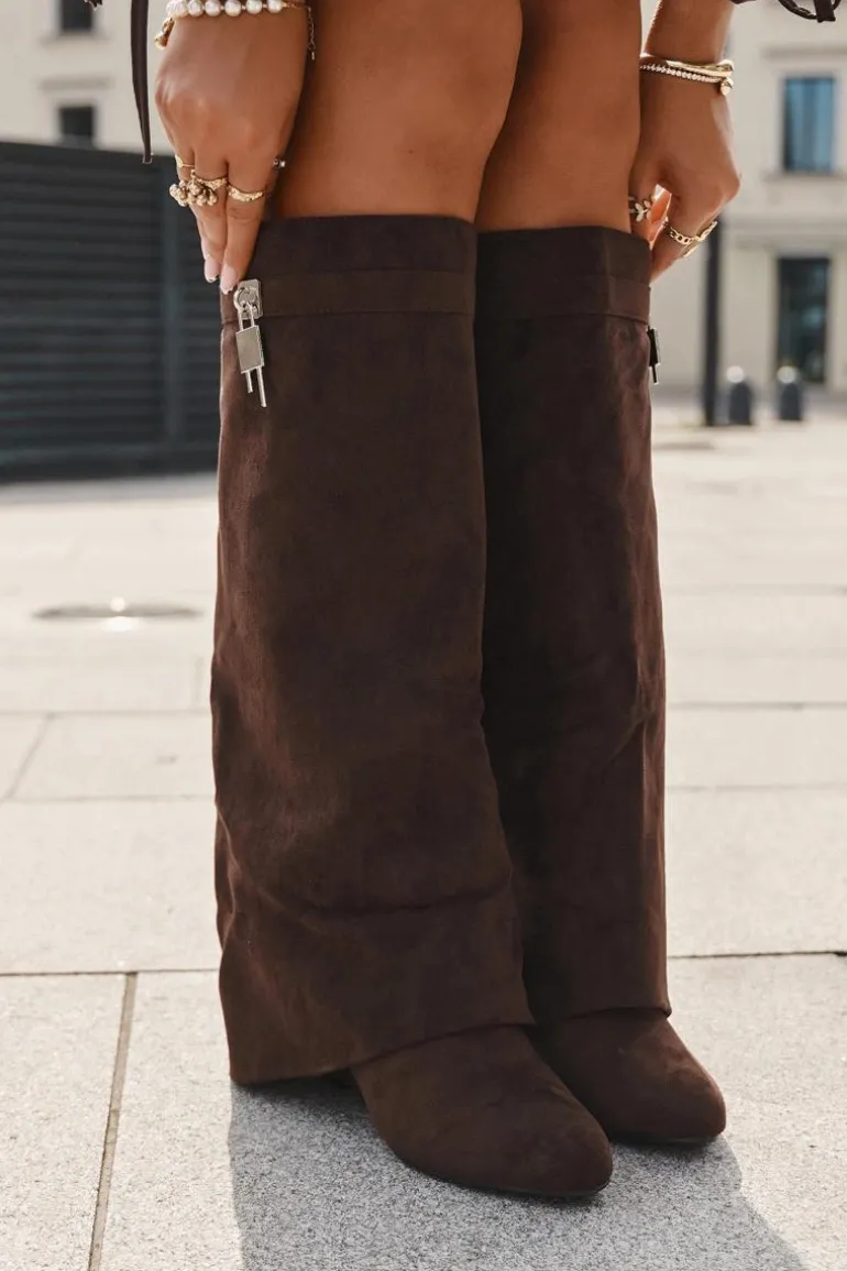 Kozaki Damskie Na Koturnie Z Paskiem I Srebrnym Detalem Czekoladowe Korivelle